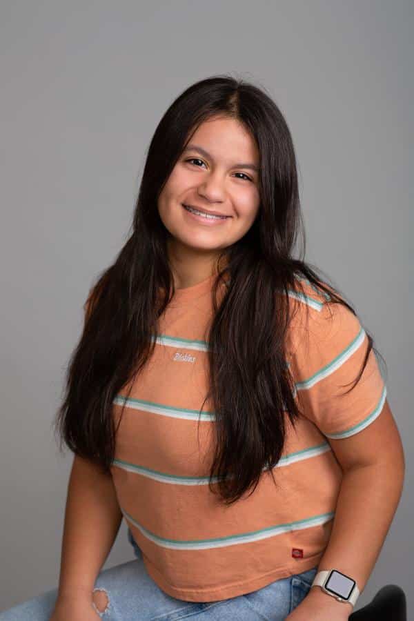 Jones-family-orthodontics-teenager-girl-braces Photo of young girl smiling