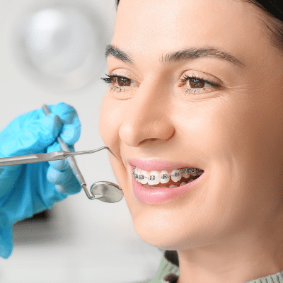 How long does orthodontic treatment take? 2 Woman smiling at the orthodontist, representing orthodontic treatment